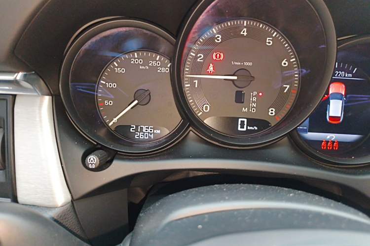 Used Porsche Macan 2024 Macan T 2.0T Odometer Close Up
