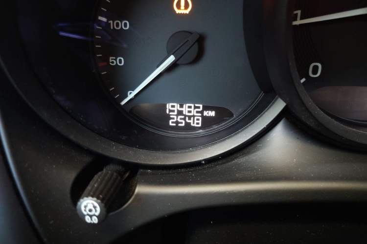 Used Porsche Macan 2024 Macan 2.0T Odometer Close Up