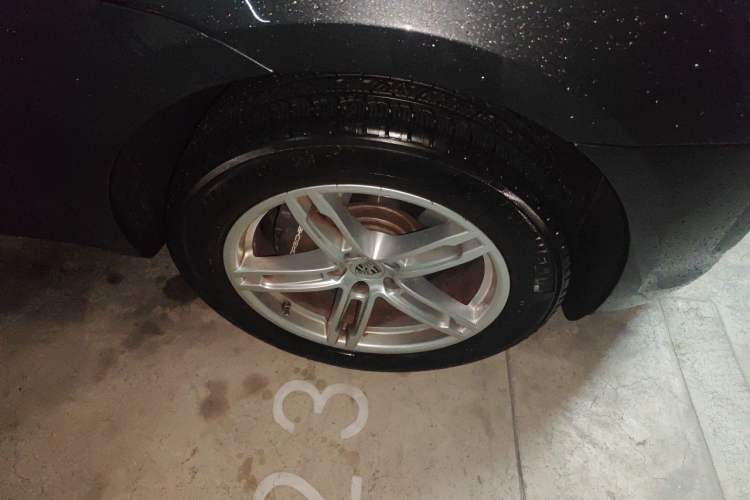 Used Porsche Macan 2024 Macan 2.0T Right Front Wheel Hub