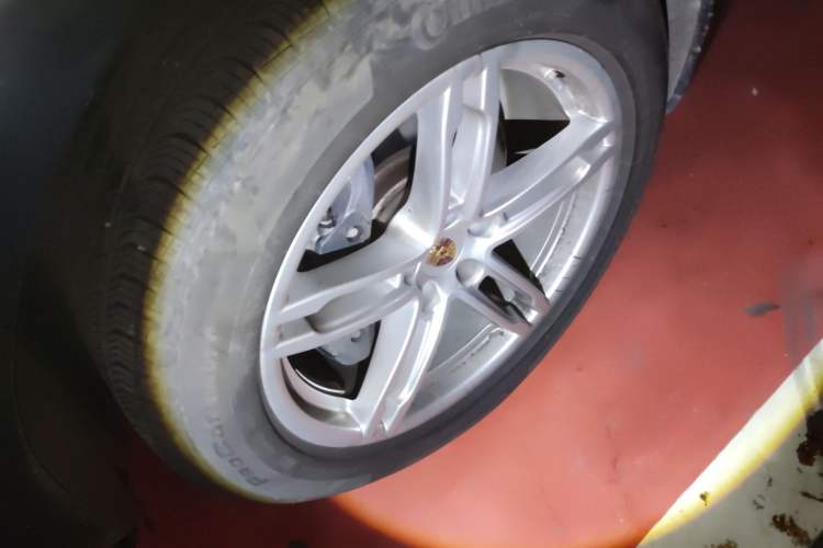 Used Porsche Macan 2024 Macan 2.0T Right Front Wheel Hub