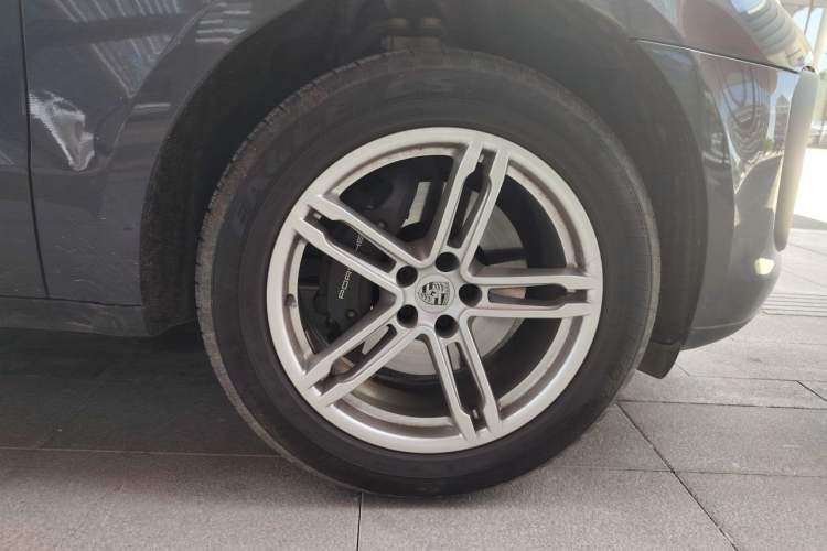 Used Porsche Macan 2024 Macan 2.0T Right Front Wheel Hub