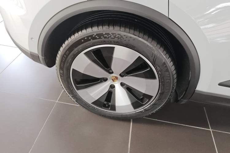Used Porsche Macan 2024 Macan 4 Right Rear Wheel Hub