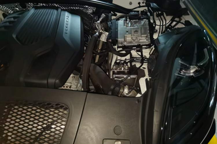Used Porsche Macan 2024 Macan 2.0T Engine Bay Left