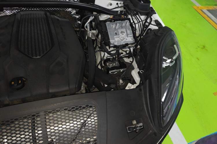 Used Porsche Macan 2024 Macan 2.0T Engine Bay Left
