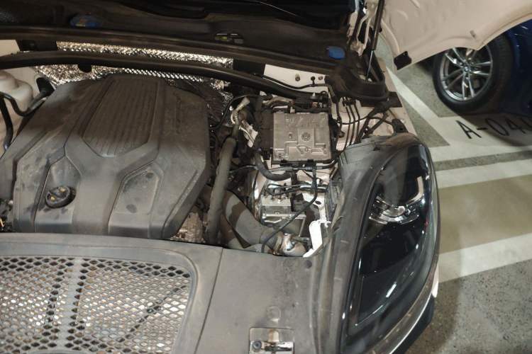 Used Porsche Macan 2024 Macan 2.0T Engine Bay Left