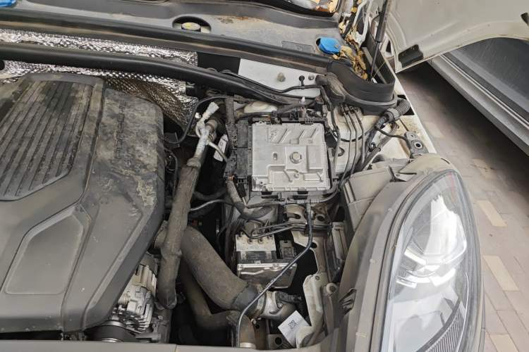 Used Porsche Macan 2024 Macan 2.0T Engine Bay Left