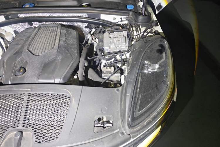 Used Porsche Macan 2024 Macan 2.0T Engine Bay Left