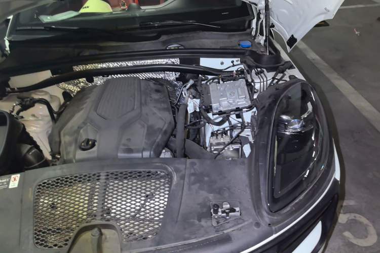Used Porsche Macan 2024 Macan 2.0T Engine Bay Left