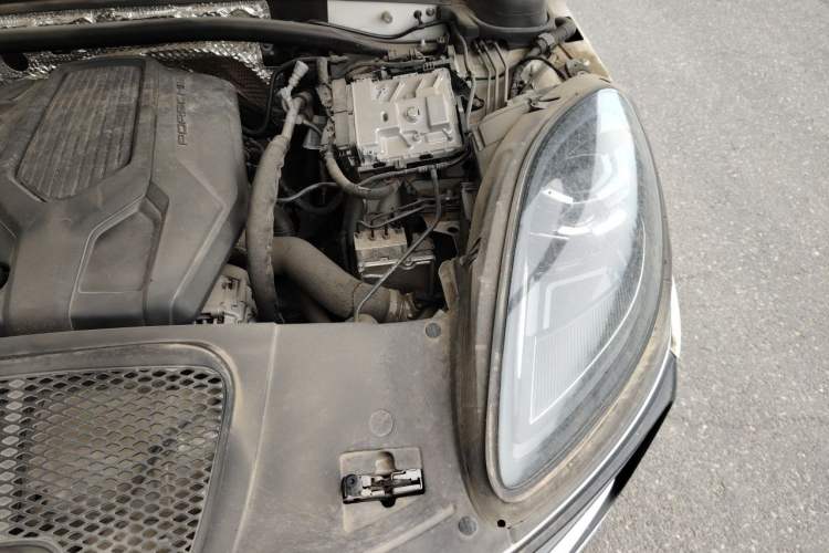 Used Porsche Macan 2024 Macan 2.0T Engine Bay Left