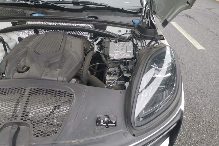 Used Porsche Macan 2024 Macan 2.0T Engine Bay Left