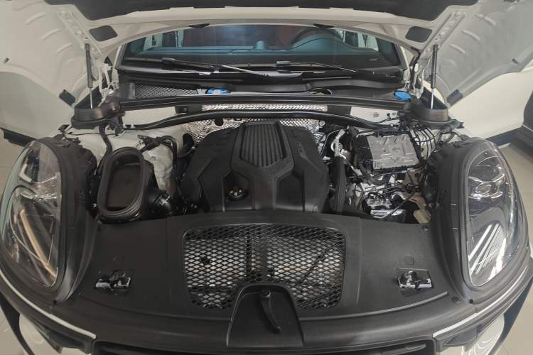 Used Porsche Macan 2024 Macan 2.0T Engine Bay