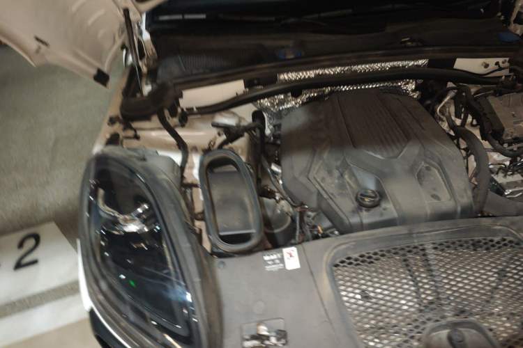 Used Porsche Macan 2024 Macan 2.0T Engine Bay Right