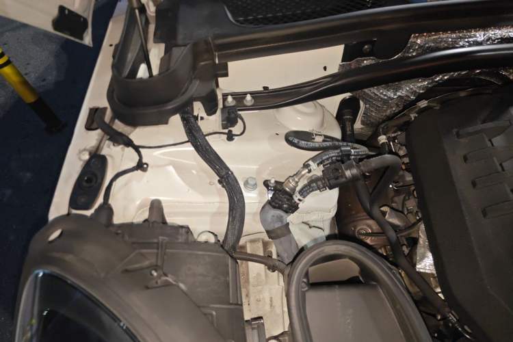 Used Porsche Macan 2024 Macan 2.0T Engine Bay Right