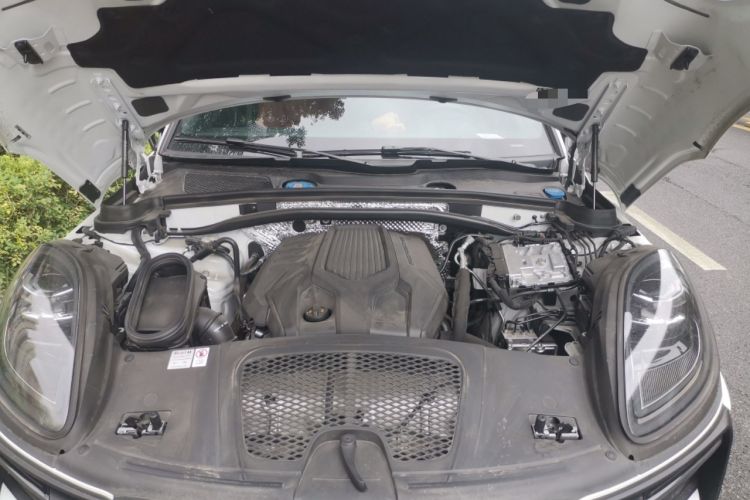 Used Porsche Macan 2024 Macan 2.0T Engine Bay
