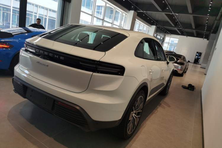Used Porsche Macan 2024 Macan 4 Exterior 5
