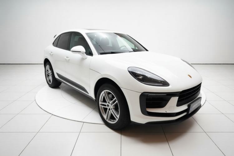 Used Porsche Macan 2024 Macan 2.0T Front Right 45 Deg