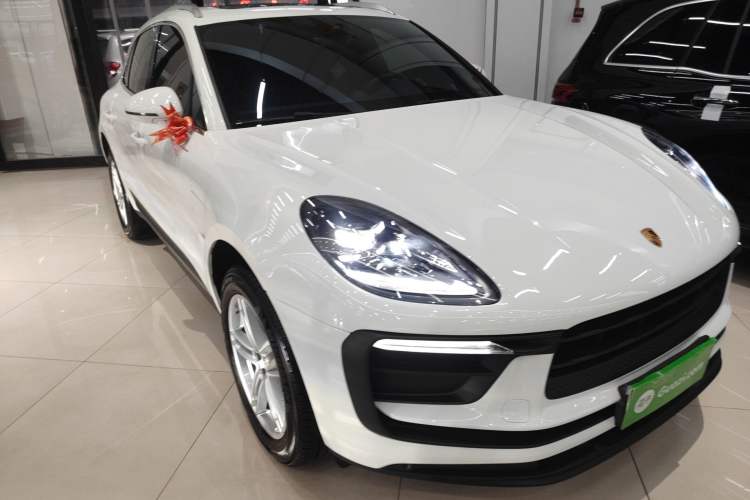 Used Porsche Macan 2024 Macan 2.0T Front Right 45 Deg