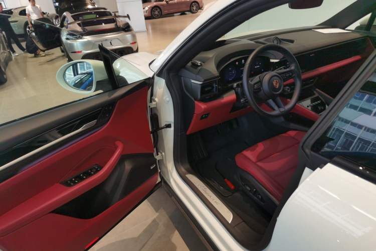 Used Porsche Macan 2024 Macan 4 Interior 3