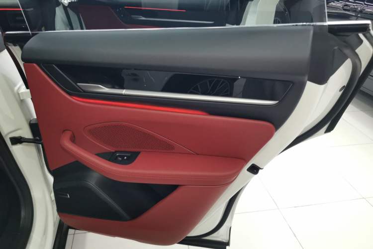 Used Porsche Macan 2024 Macan Long Range Edition Interior 6