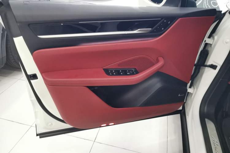 Used Porsche Macan 2024 Macan Long Range Edition Interior 7