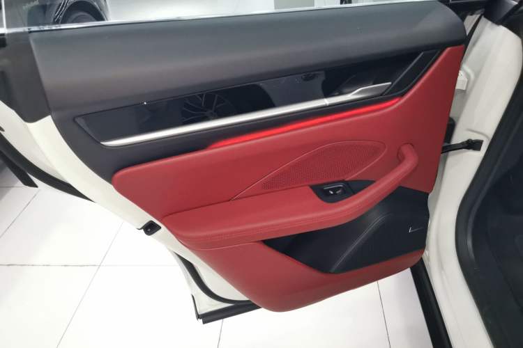 Used Porsche Macan 2024 Macan Long Range Edition Interior 8