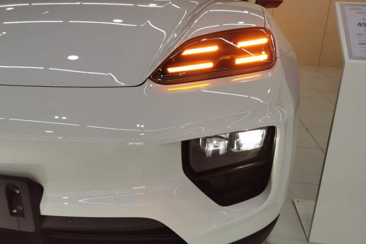 Used Porsche Macan 2024 Macan Long Range Edition Left Front Headlight