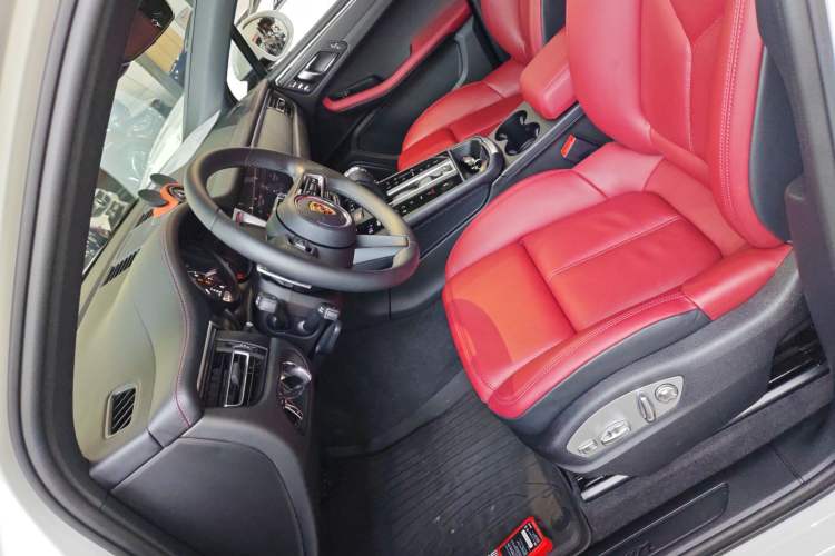 Used Porsche Macan 2024 Macan 2.0T Left Front Seat