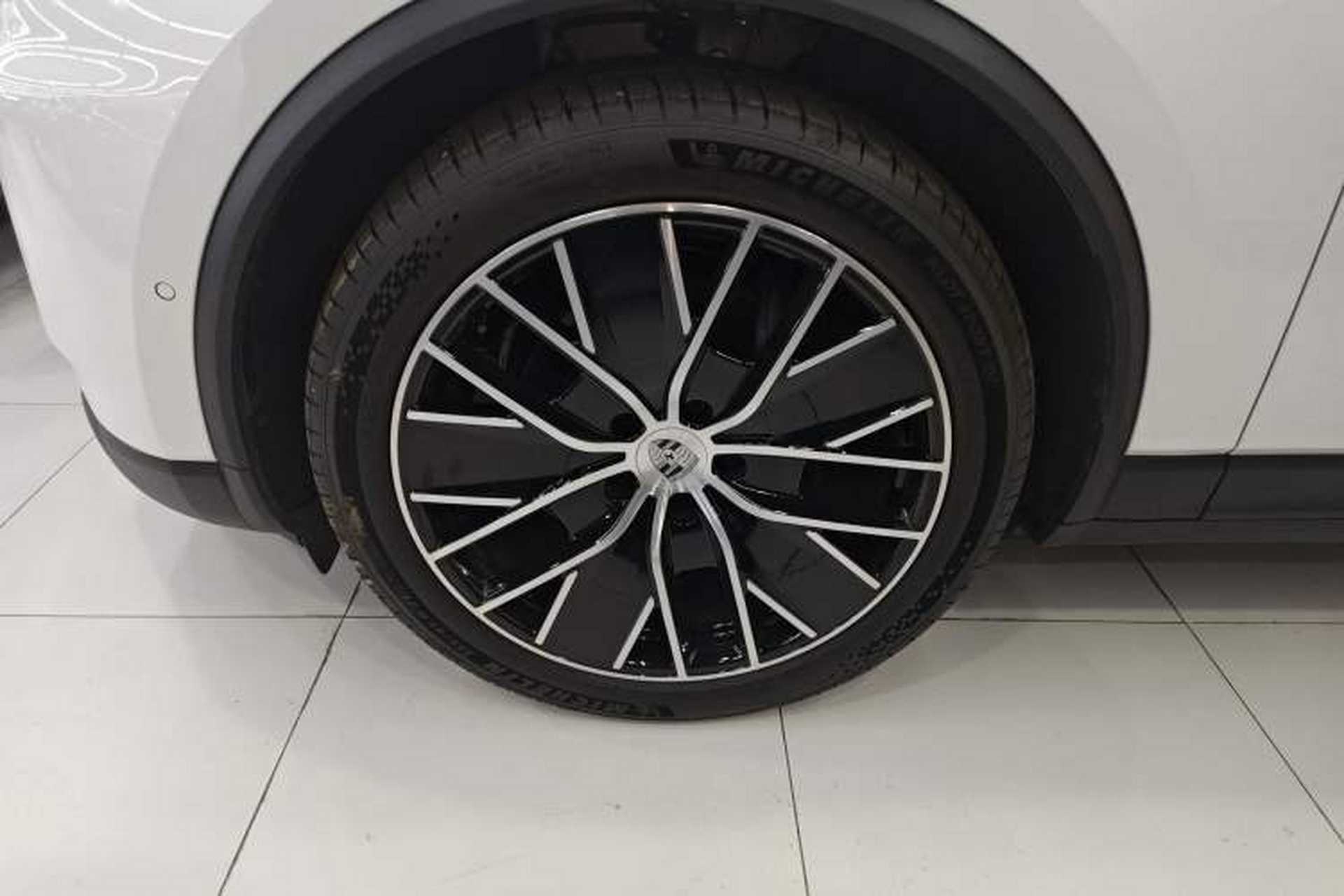 Used Porsche Macan 2024 Macan Long Range Edition Left Front Wheel Hub