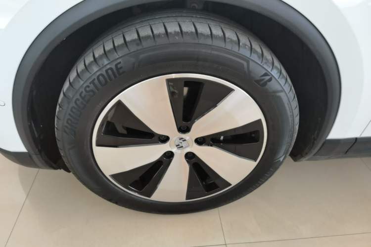 Used Porsche Macan 2024 Macan Long Range Edition Left Front Wheel Hub