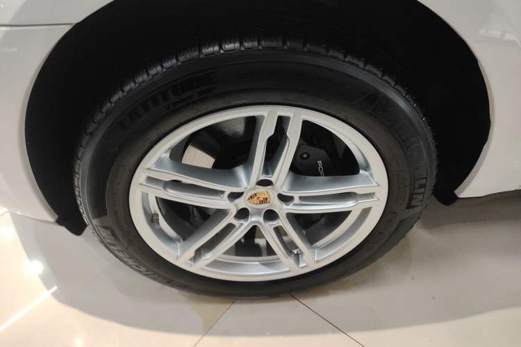 Used Porsche Macan 2024 Macan 2.0T Left Front Wheel Hub