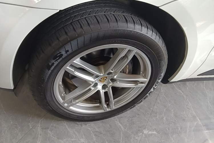 Used Porsche Macan 2024 Macan 2.0T Left Front Wheel Hub