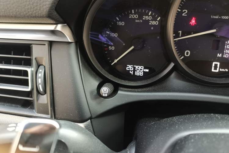 Used Porsche Macan 2024 Macan 2.0T Odometer Close Up