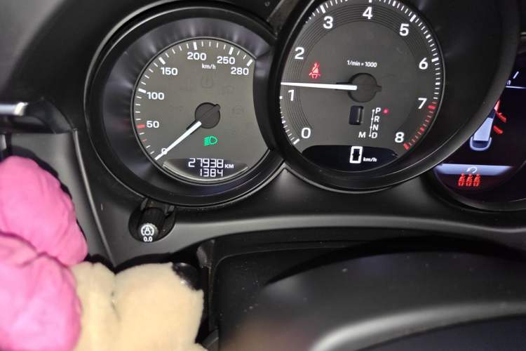 Used Porsche Macan 2024 Macan 2.0T Odometer Close Up