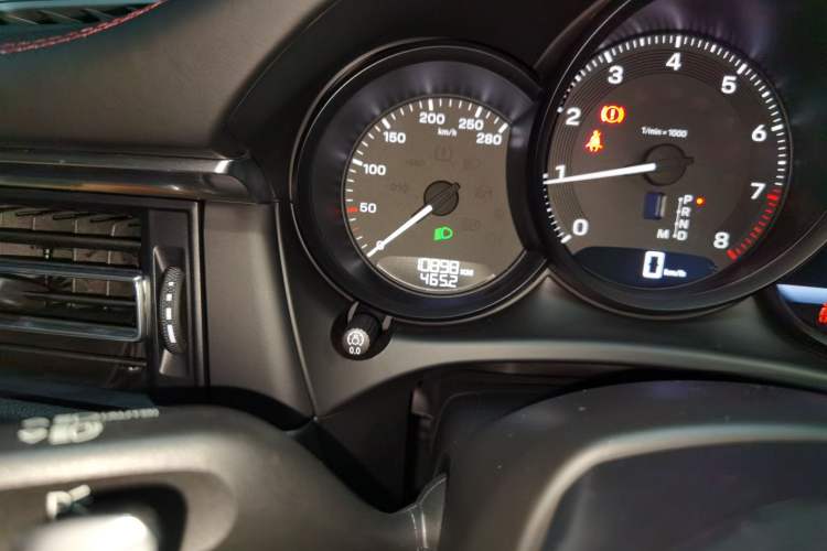 Used Porsche Macan 2024 Macan 2.0T Odometer Close Up