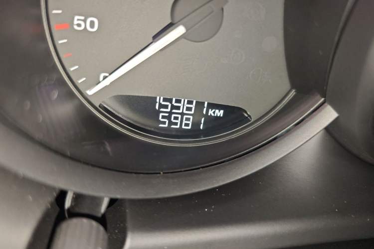 Used Porsche Macan 2024 Macan 2.0T Odometer Close Up
