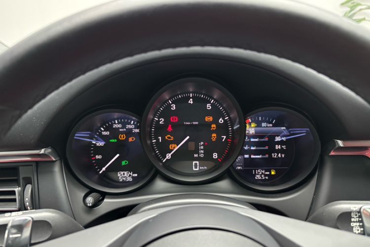 Used Porsche Macan 2024 Macan 2.0T Odometer Close Up