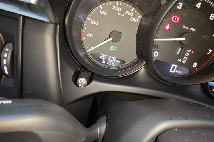 Used Porsche Macan 2024 Macan 2.0T Odometer Close Up