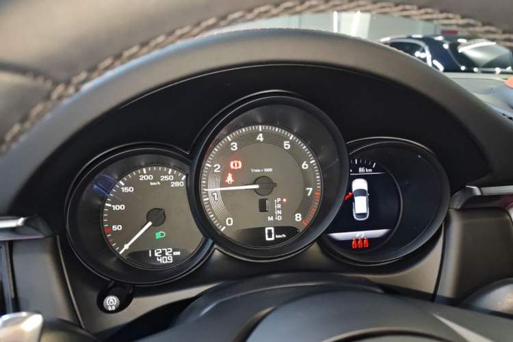 Used Porsche Macan 2024 Macan 2.0T Odometer Close Up