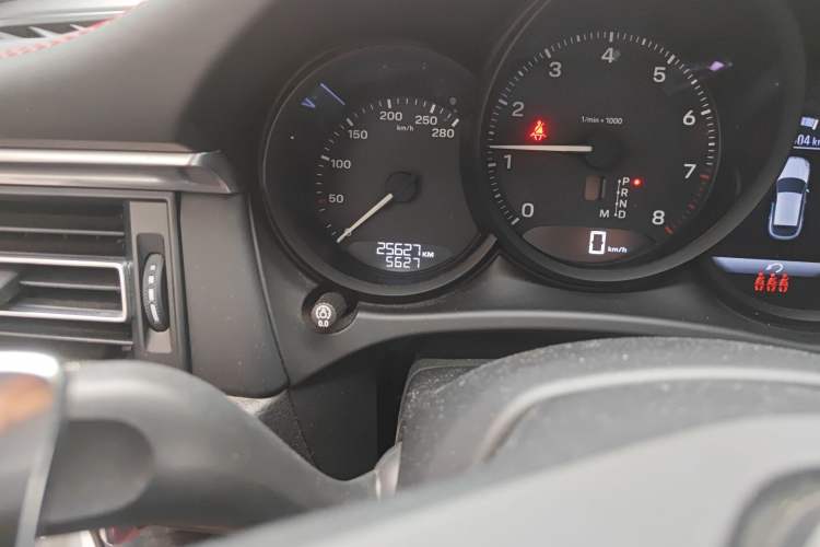 Used Porsche Macan 2024 Macan 2.0T Odometer Close Up