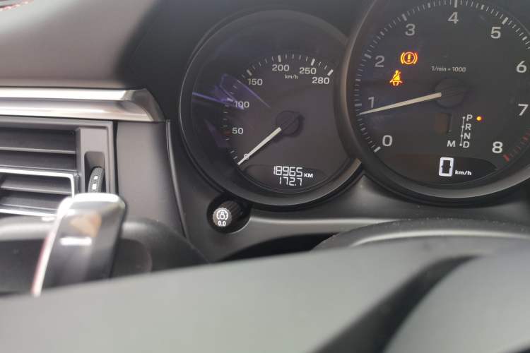 Used Porsche Macan 2024 Macan 2.0T Odometer Close Up