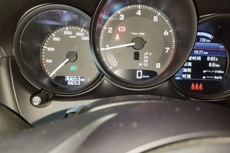 Used Porsche Macan 2024 Macan 2.0T Odometer Close Up