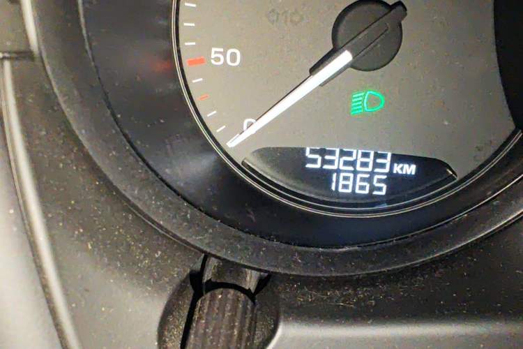 Used Porsche Macan 2024 Macan 2.0T Odometer Close Up