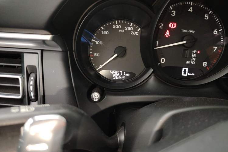 Used Porsche Macan 2024 Macan 2.0T Odometer Close Up