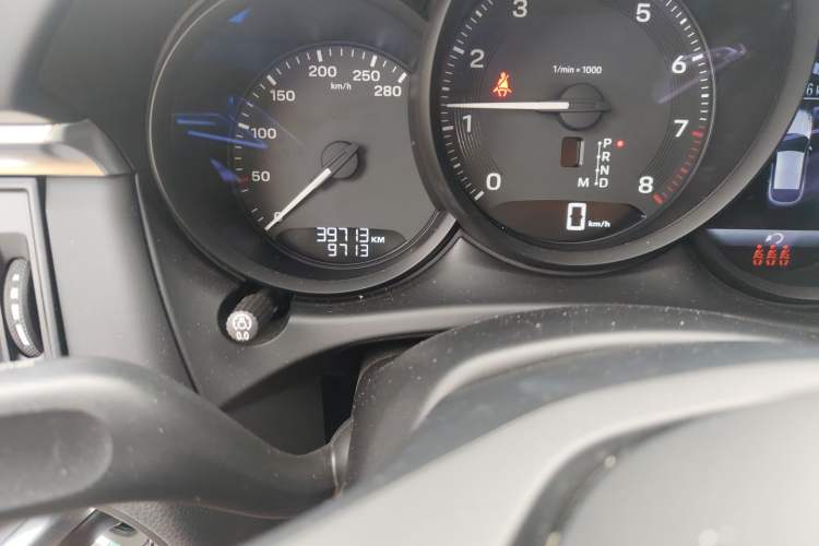 Used Porsche Macan 2024 Macan 2.0T Odometer Close Up