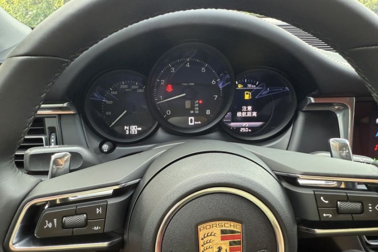 Used Porsche Macan 2024 Macan 2.0T Odometer Close Up
