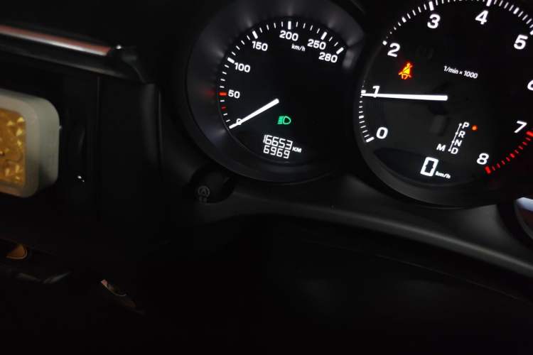 Used Porsche Macan 2024 Macan 2.0T Odometer Close Up