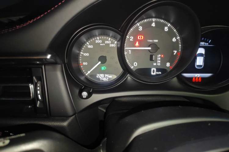 Used Porsche Macan 2024 Macan 2.0T Odometer Close Up