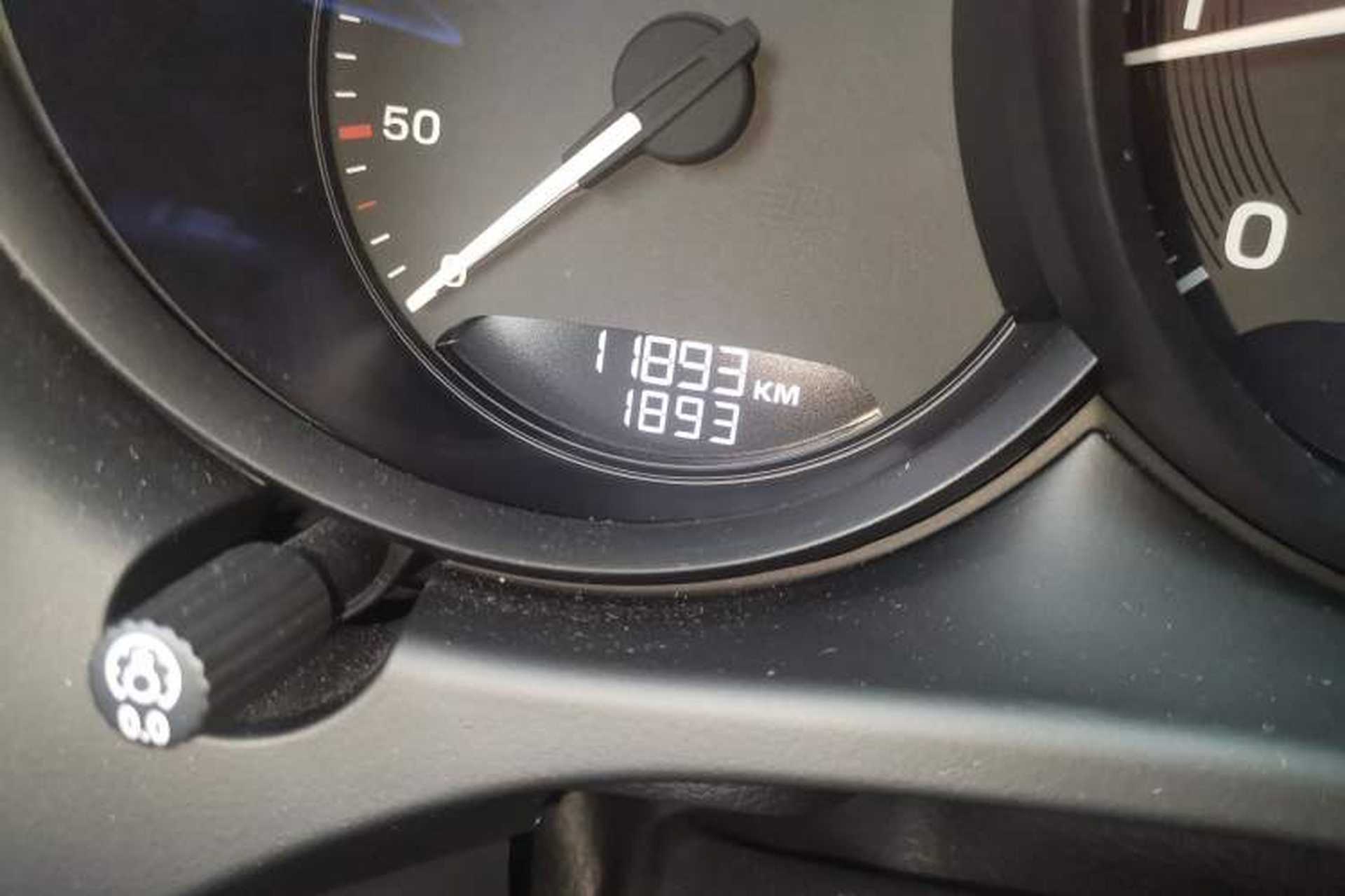 Used Porsche Macan 2024 Macan 2.0T Odometer Close Up