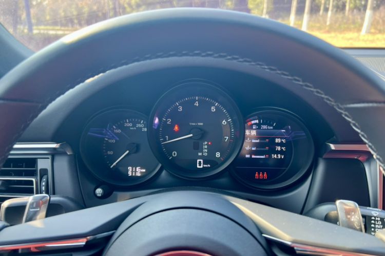 Used Porsche Macan 2024 Macan 2.0T Odometer Close Up