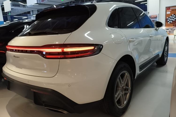 Used Porsche Macan 2024 Macan 2.0T Rear Right 45 Deg